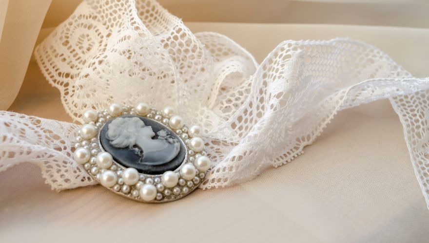 What is Cameo Jewelry?