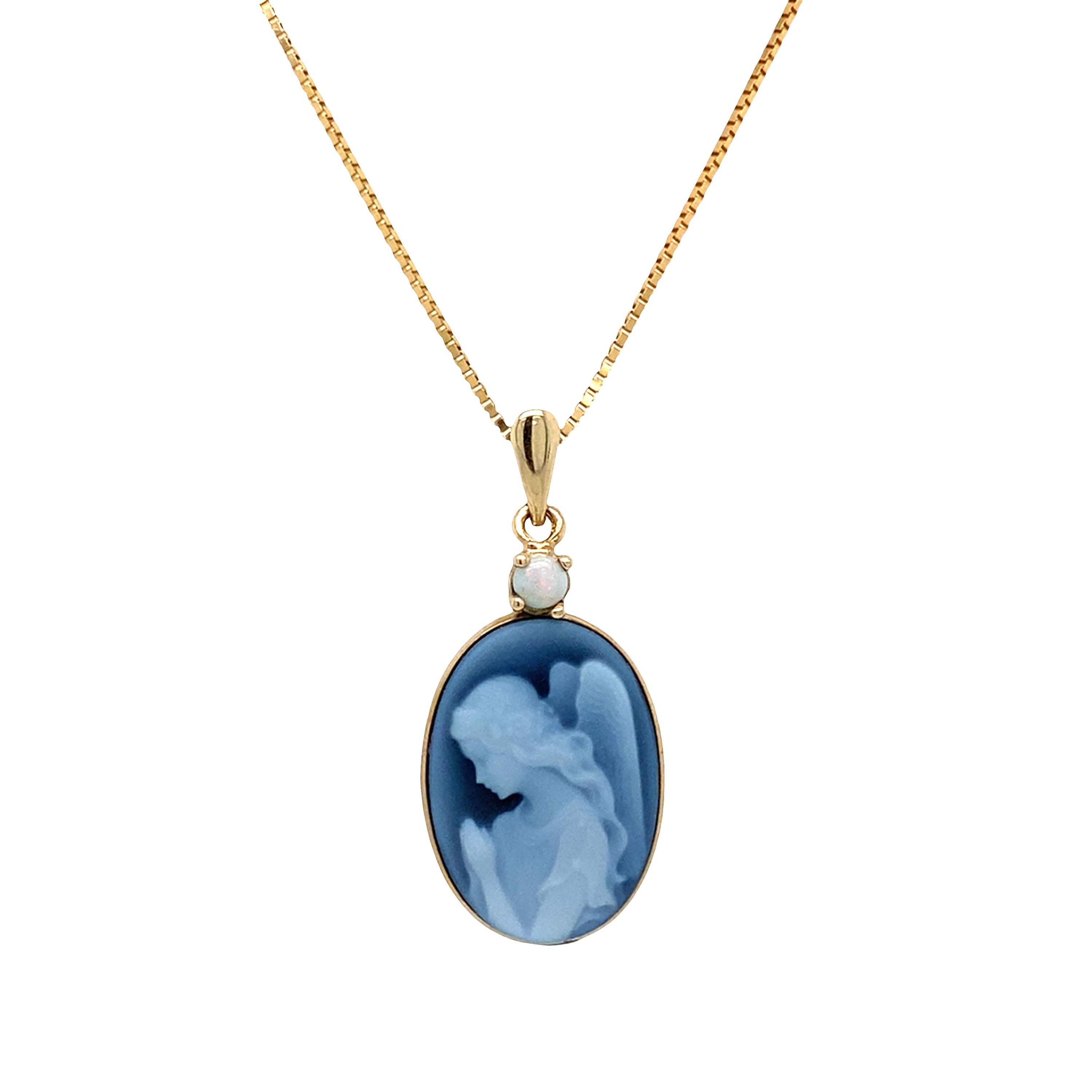 Wings of Love | 10 kt Gold and Birthstone Pendant