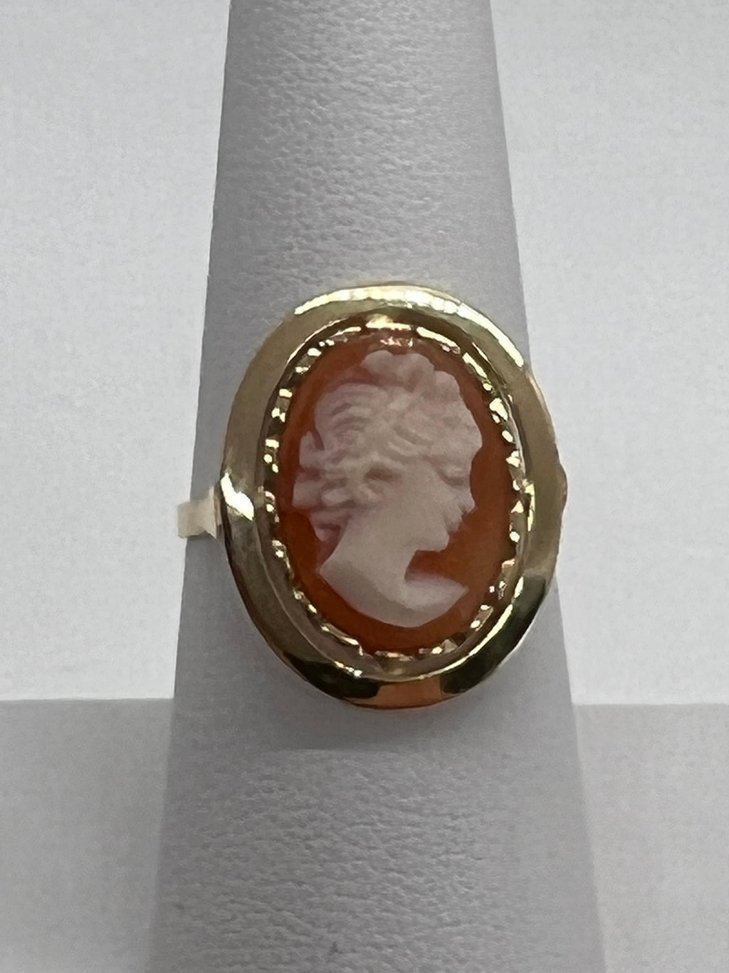 14K Gold Hand Crafted Victorian Oval Conch Shell Cameo Ring Made in Italy